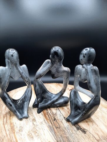 Lot de penseurs noirs et transparents. C'est une création artisanale en résine.