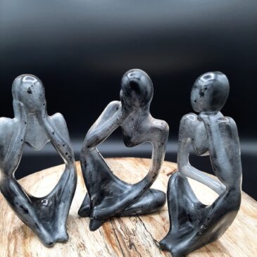 Lot de penseurs noirs et transparents. C'est une création artisanale en résine.